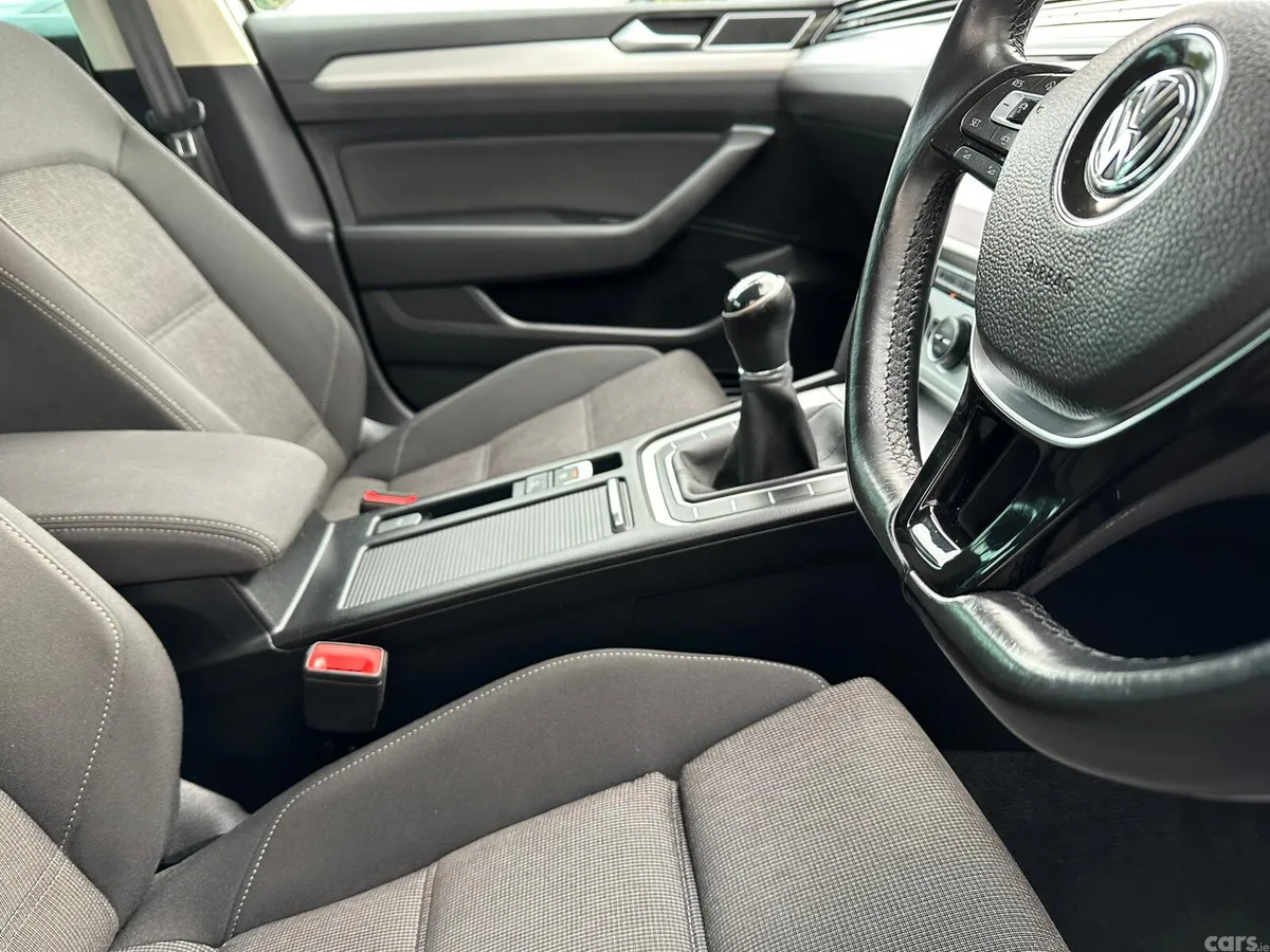 Volkswagen Passat Saloon, Diesel, 2019, Silver