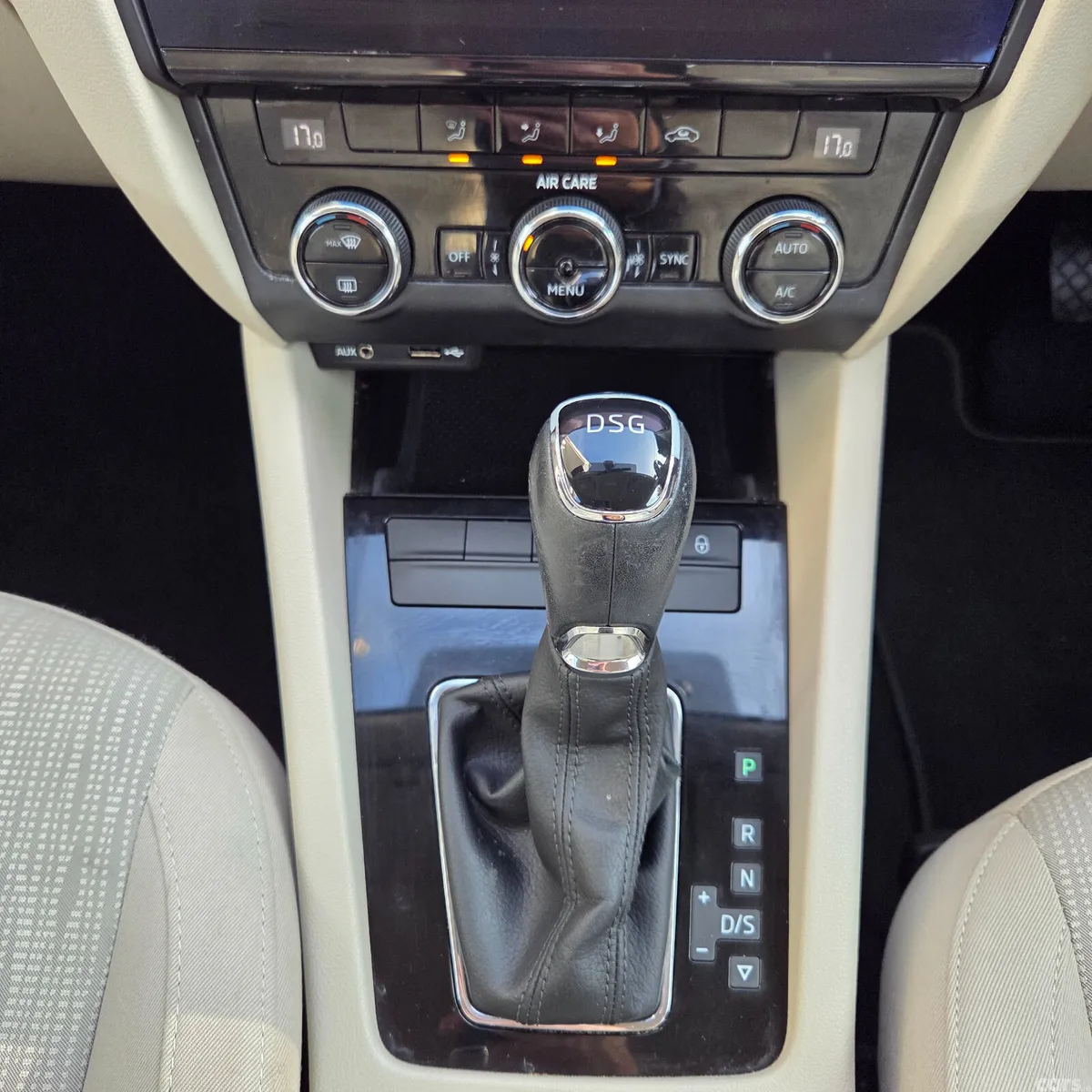 Skoda Octavia Saloon, Petrol, 2017, Beige