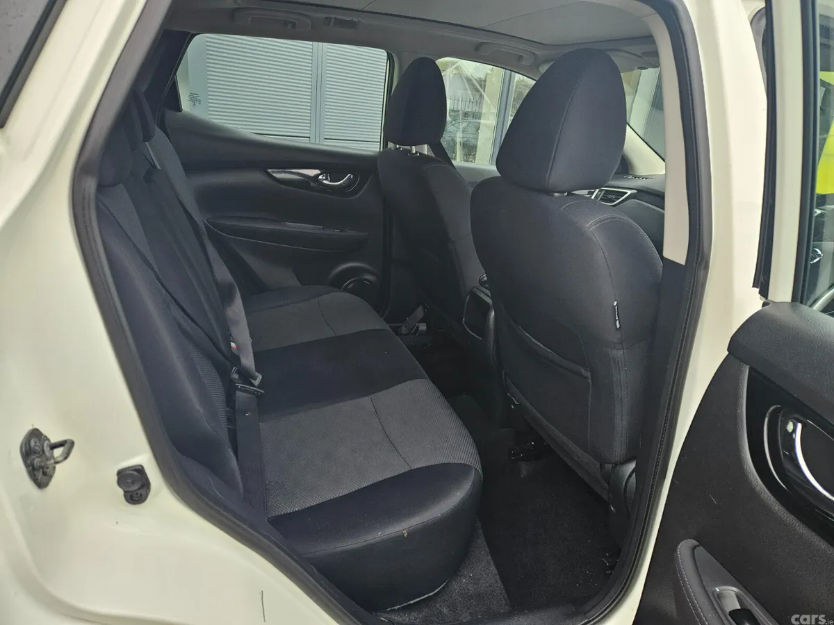 Nissan Qashqai Hatchback, Diesel, 2016, White