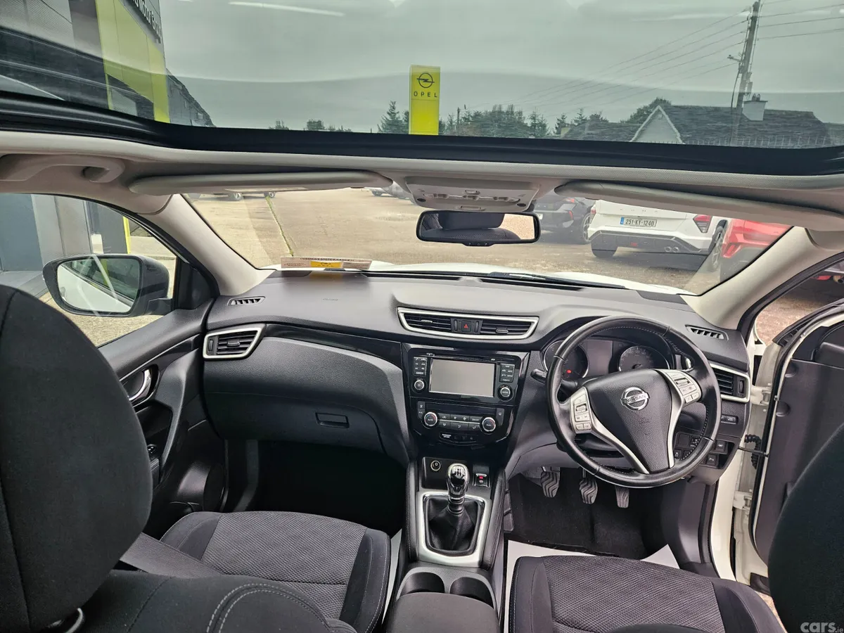 Nissan Qashqai Hatchback, Diesel, 2016, White