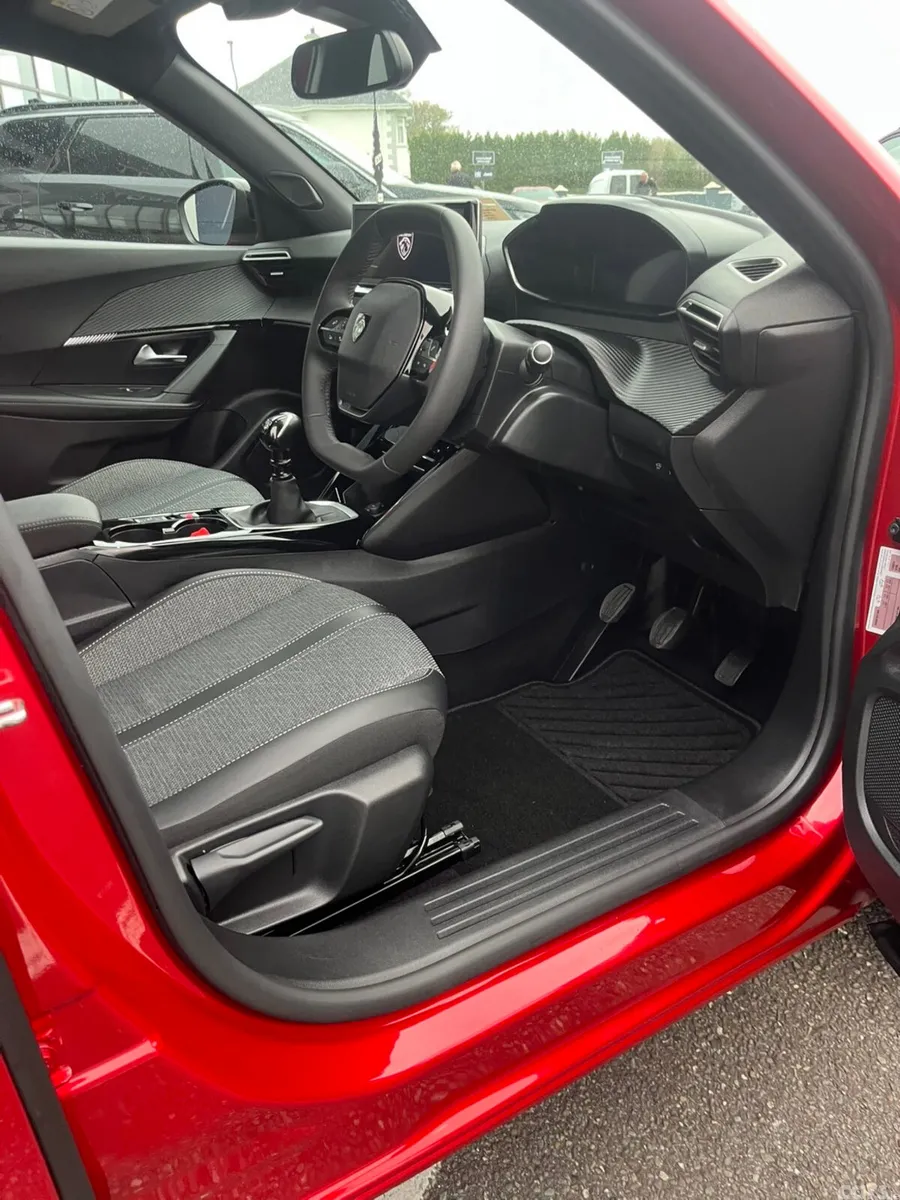 Peugeot 2008 MPV, Petrol, 2025, Red