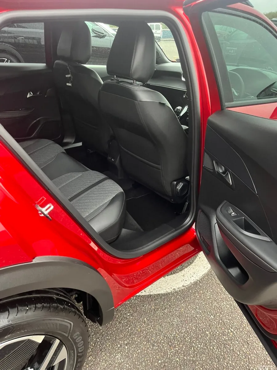 Peugeot 2008 MPV, Petrol, 2025, Red