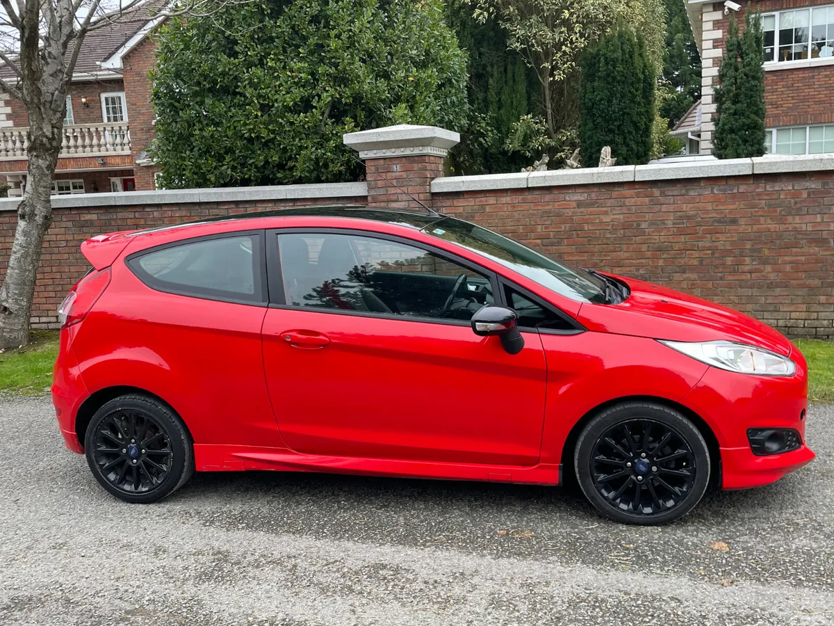 Ford Fiesta Hatchback, Petrol, 2016, Red