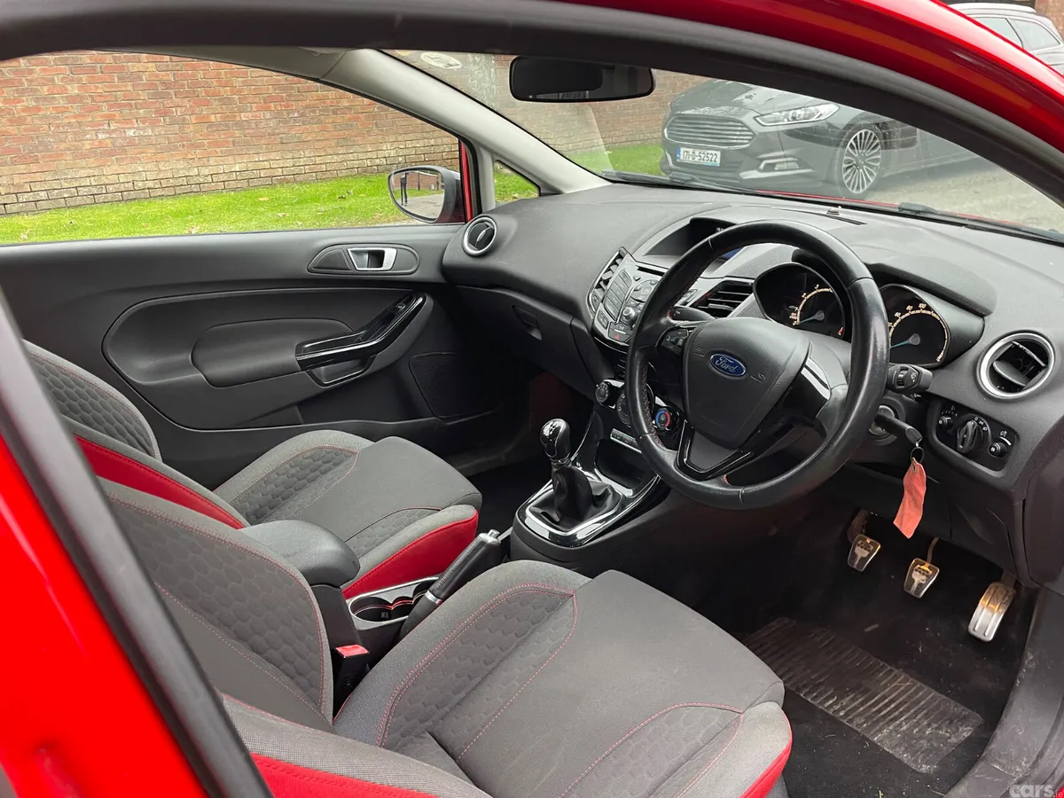 Ford Fiesta Hatchback, Petrol, 2016, Red