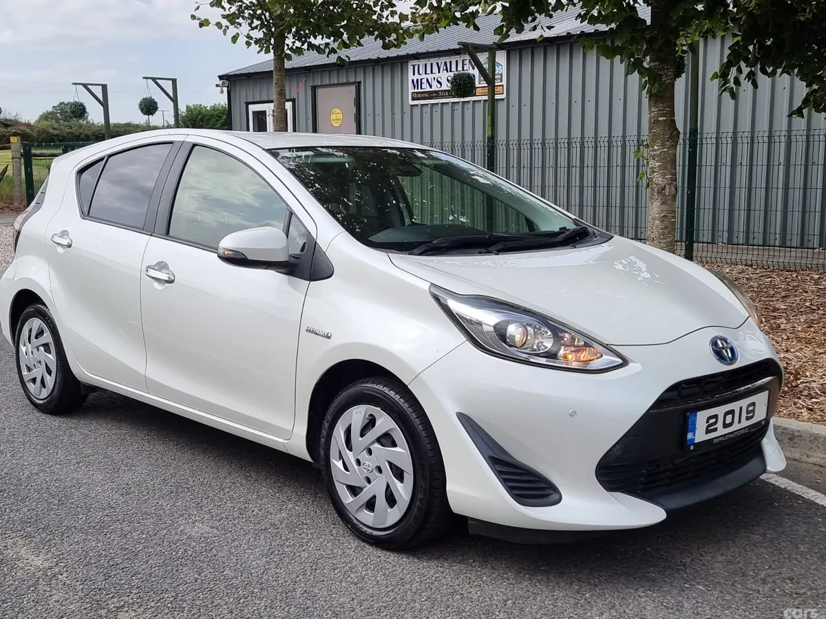 Toyota Aqua Hatchback, Petrol Hybrid, 2019, White