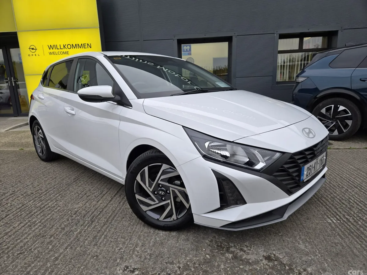 Hyundai i20 Hatchback, Petrol, 2025, White