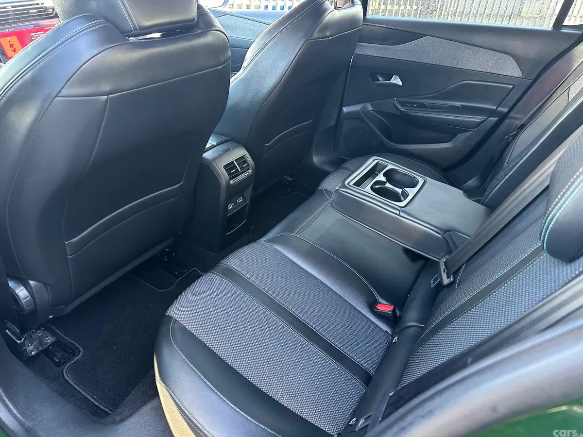 Peugeot 308 Hatchback, Diesel, 2022, Green