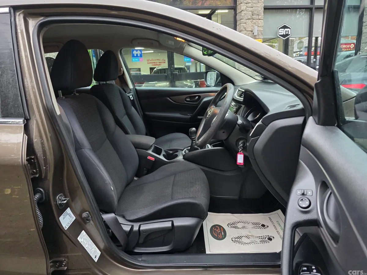 Nissan Qashqai Hatchback, Petrol, 2015, Brown