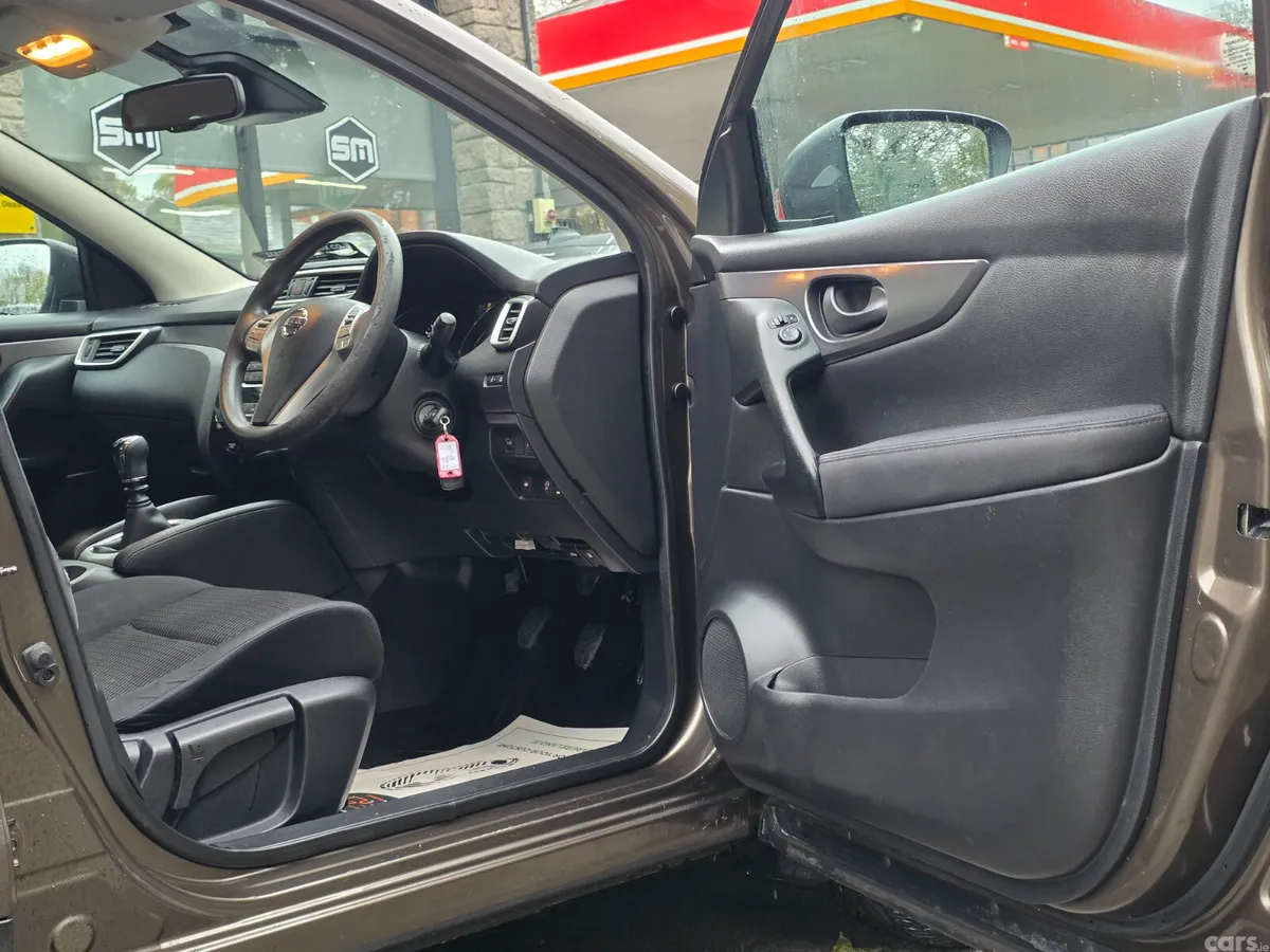 Nissan Qashqai Hatchback, Petrol, 2015, Brown