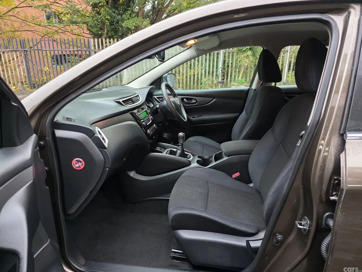 Nissan Qashqai Hatchback, Petrol, 2015, Brown