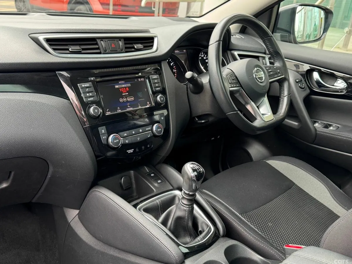 Nissan Qashqai MPV, Petrol, 2021, Red