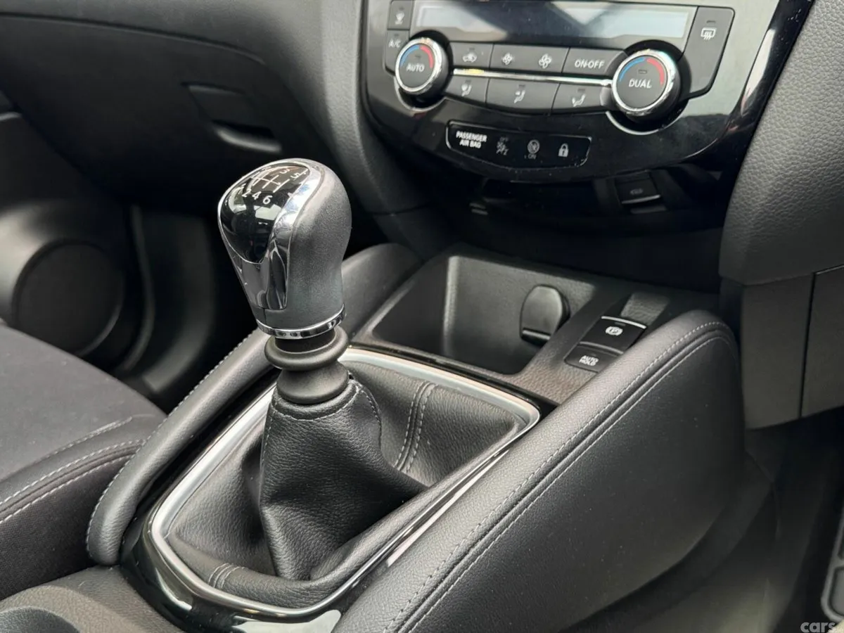 Nissan Qashqai MPV, Petrol, 2021, Red