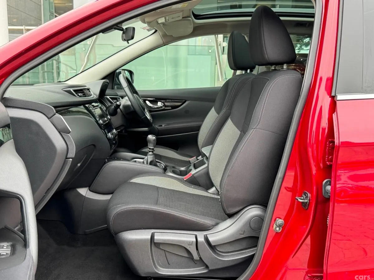 Nissan Qashqai MPV, Petrol, 2021, Red