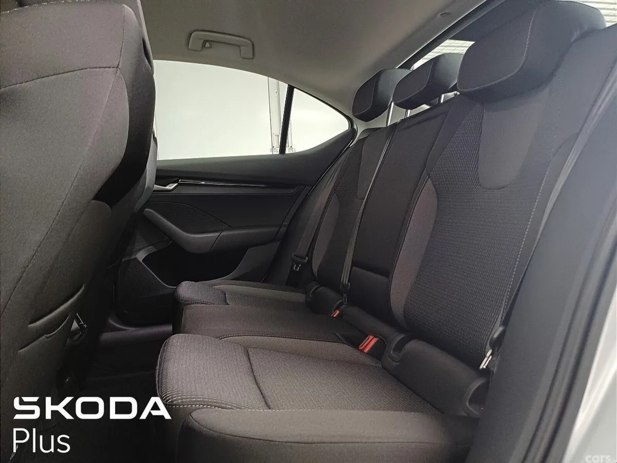 Skoda Octavia Saloon, Diesel, 2027, Silver