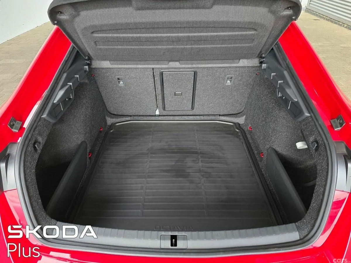 Skoda Octavia Saloon, Diesel, 2027, Red