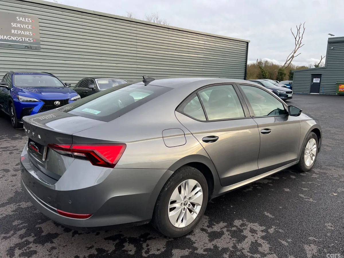 Skoda Octavia Hatchback, Diesel, 2022, Grey