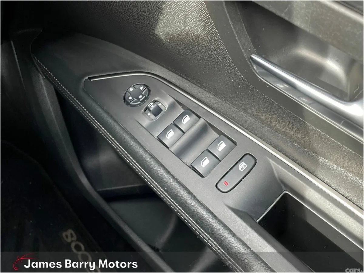 Peugeot 5008 MPV, Petrol, 2019, Grey