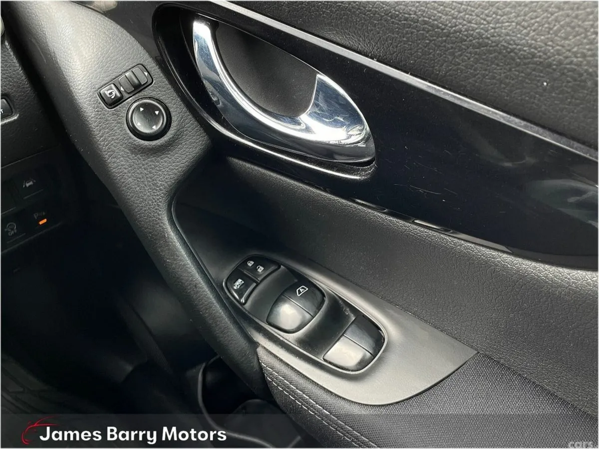 Nissan Qashqai SUV, Diesel, 2016, Silver