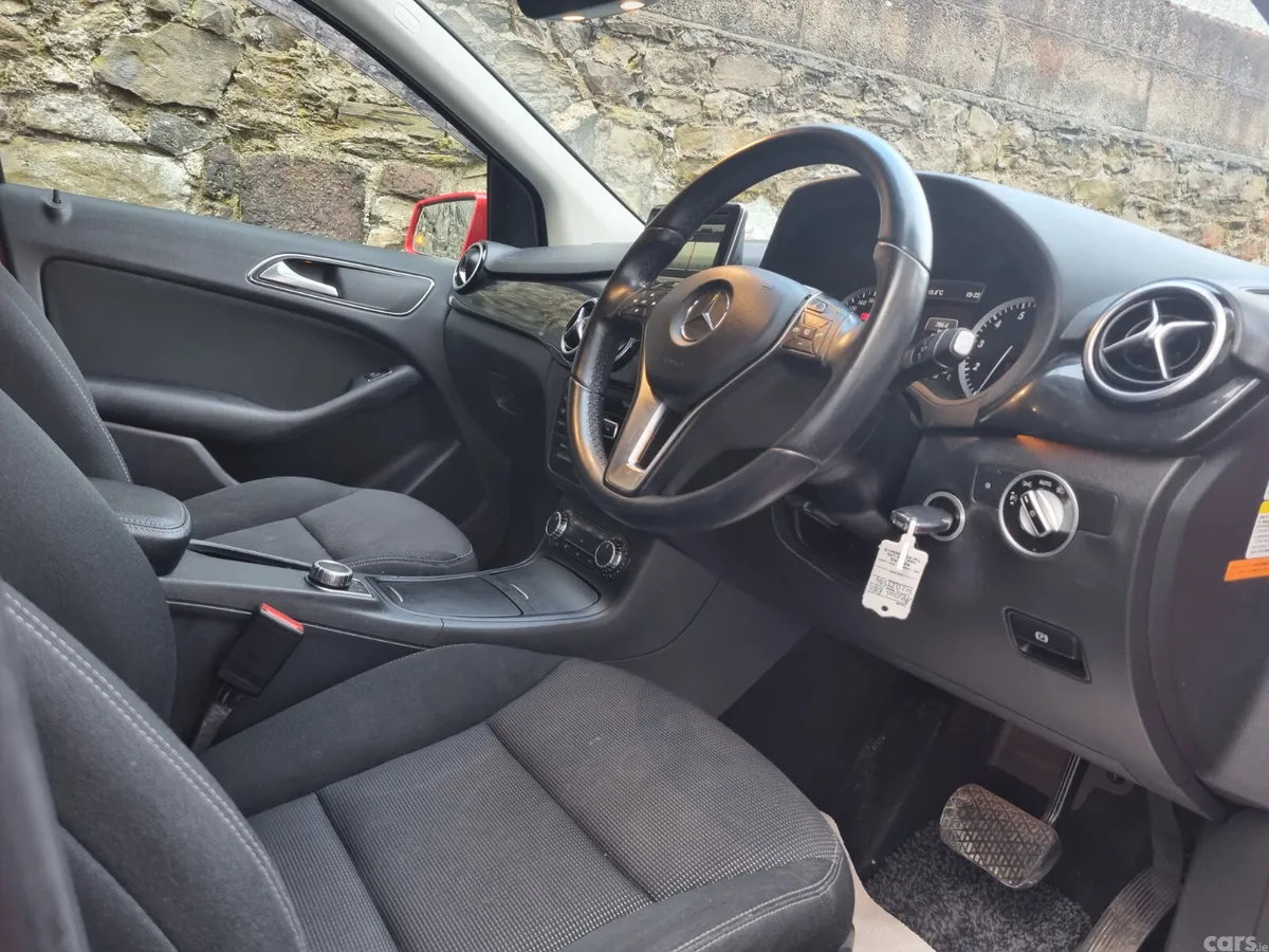 Mercedes-Benz B-Class MPV, Petrol, 2014, Red