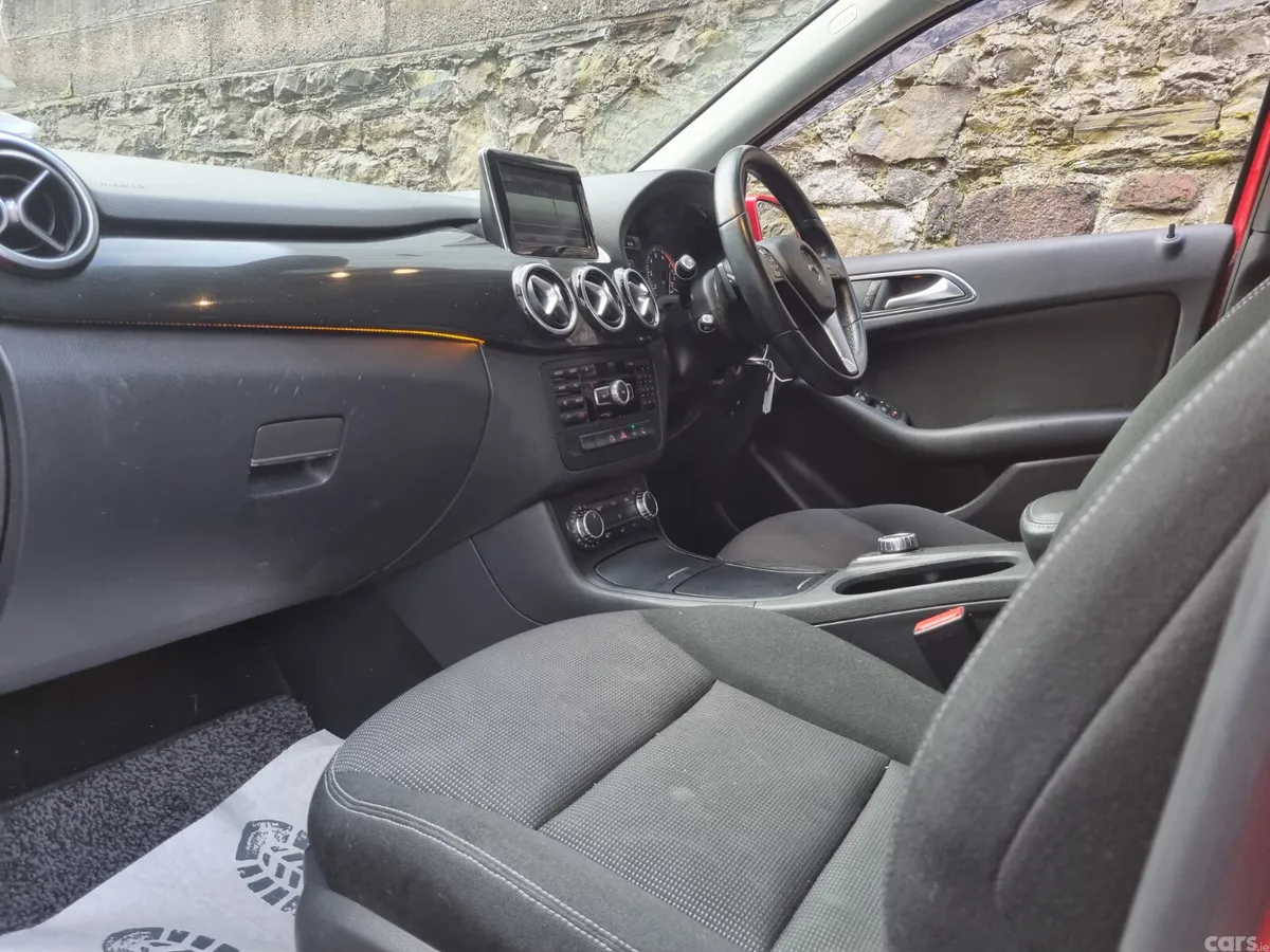 Mercedes-Benz B-Class MPV, Petrol, 2014, Red