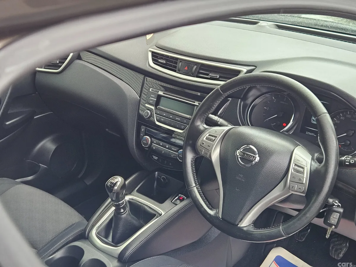 Nissan Qashqai Hatchback, Diesel, 2015, Brown