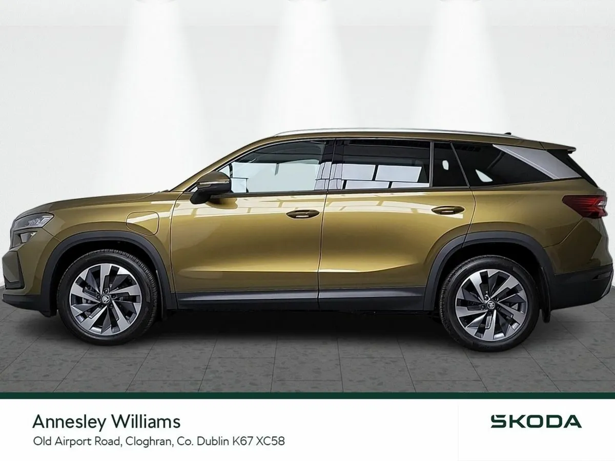 Skoda Kodiaq SUV, Petrol Plug-in Hybrid, 2026, Gold