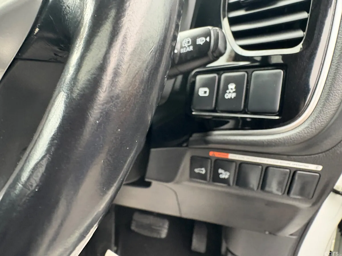 Mitsubishi Outlander SUV, Petrol Plug-in Hybrid, 2017, White