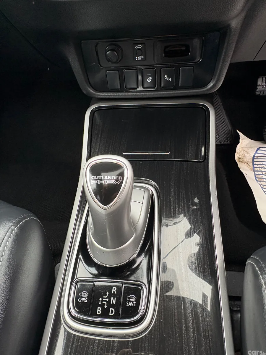 Mitsubishi Outlander SUV, Petrol Plug-in Hybrid, 2017, White