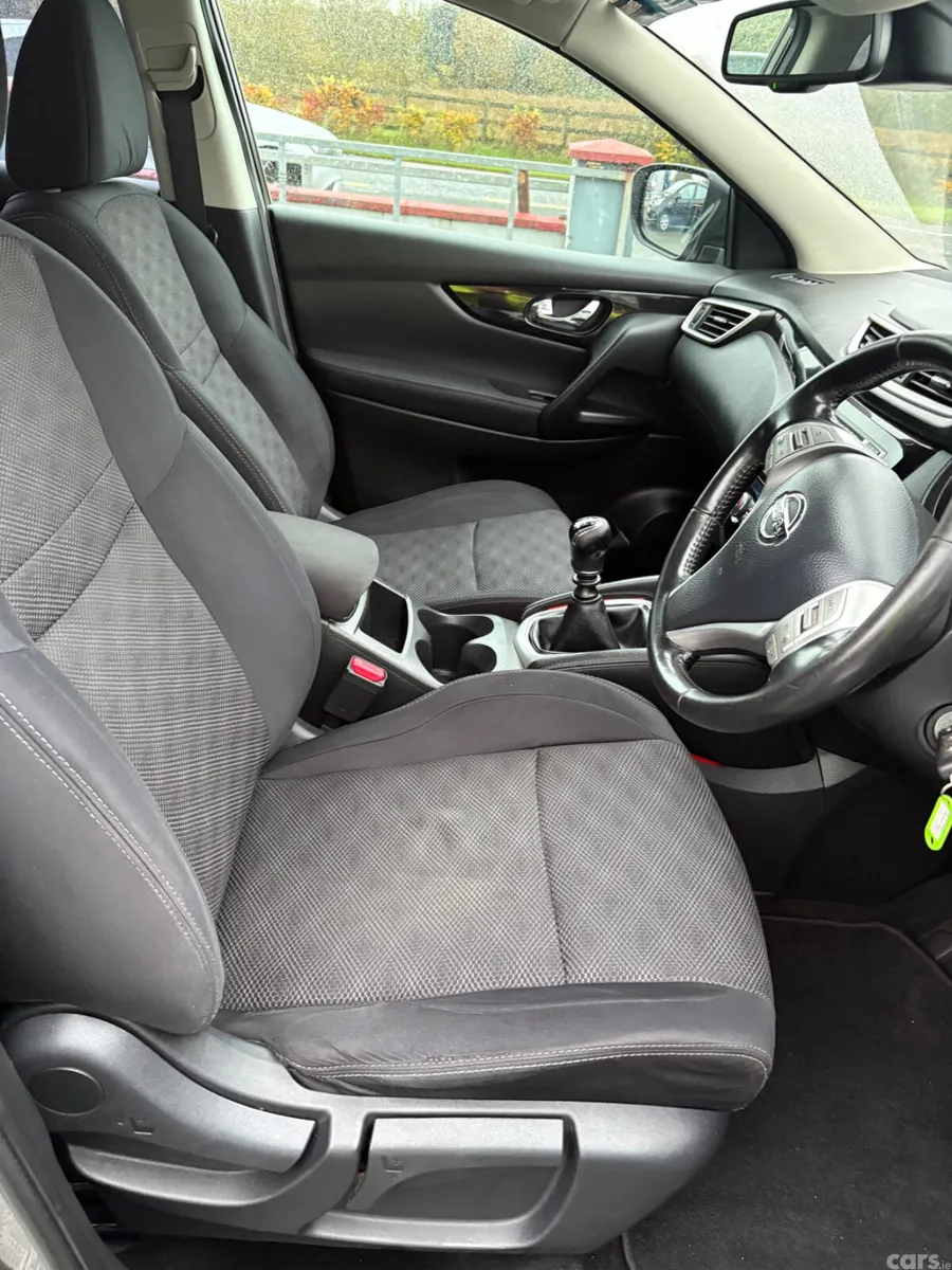 Nissan Qashqai Hatchback, Diesel, 2015, Brown