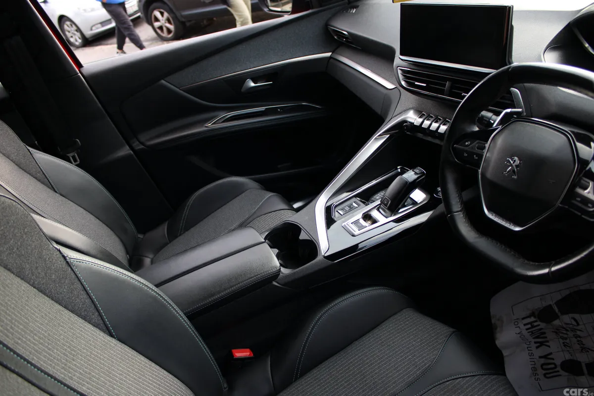 Peugeot 3008 MPV, Diesel, 2023, Red