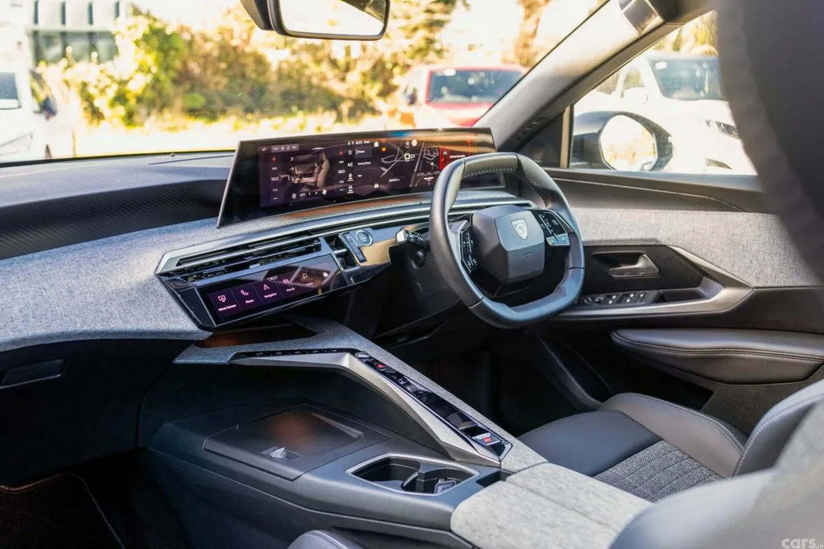 Peugeot 5008 MPV, Petrol, 2025, Grey