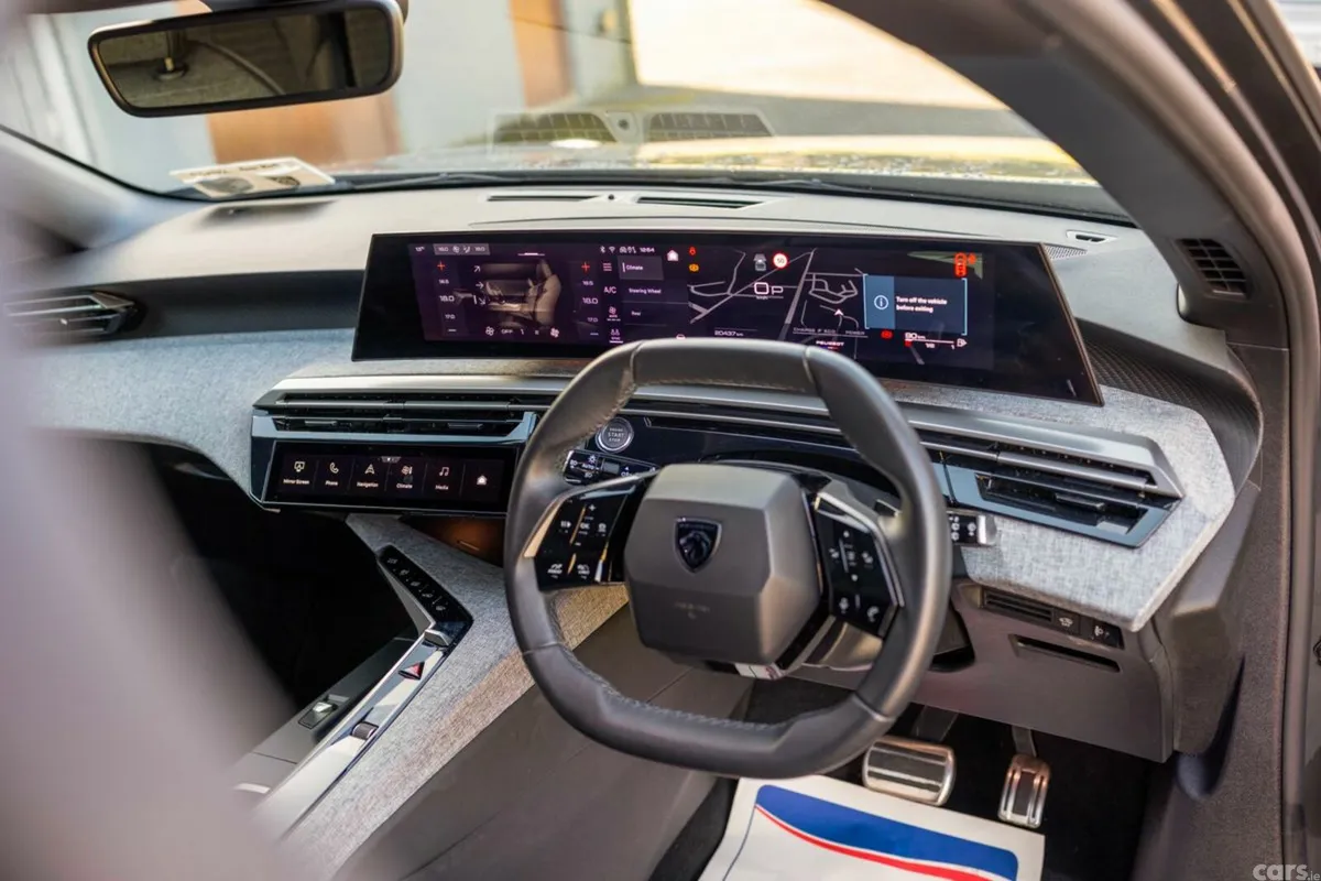 Peugeot 5008 MPV, Petrol, 2025, Grey