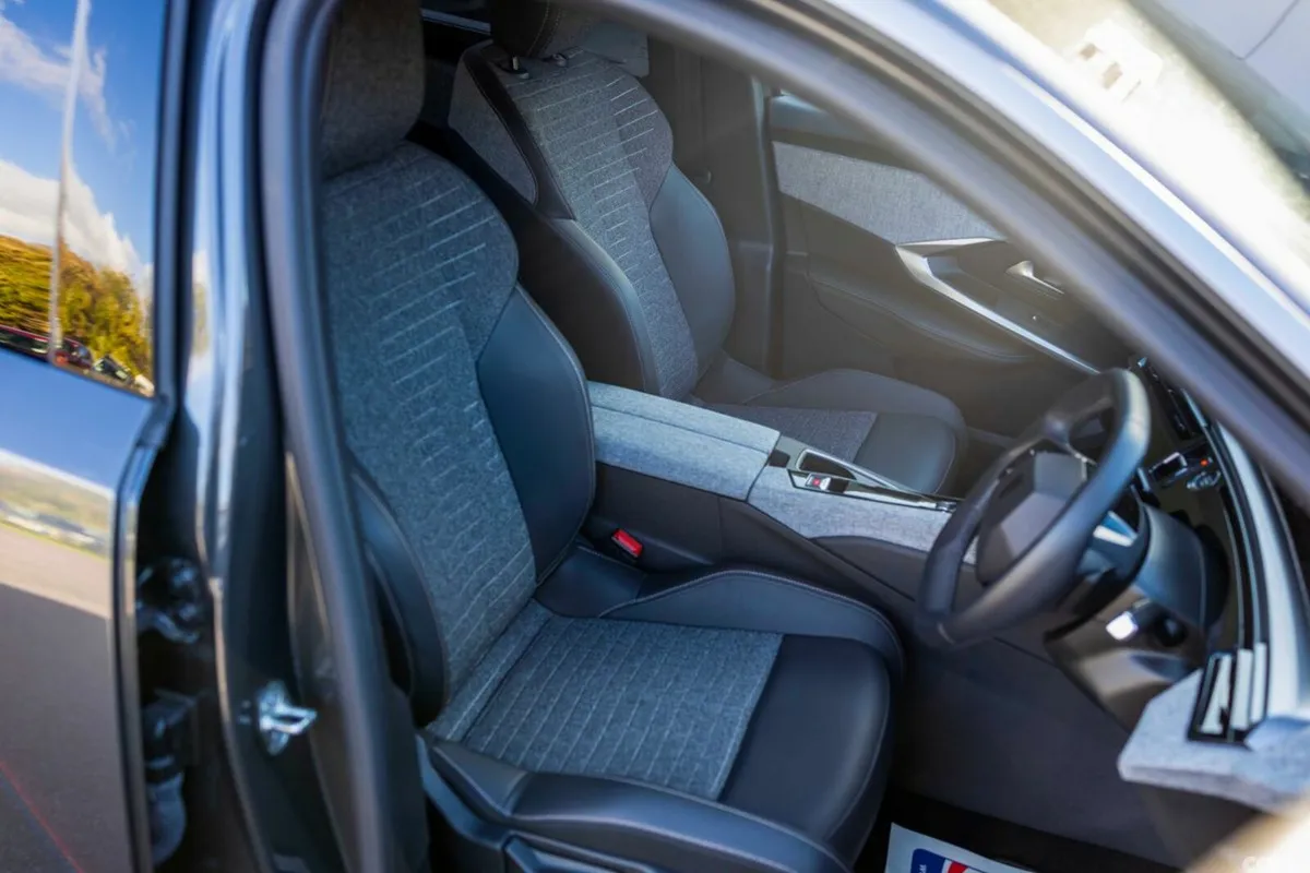 Peugeot 5008 MPV, Petrol, 2025, Grey