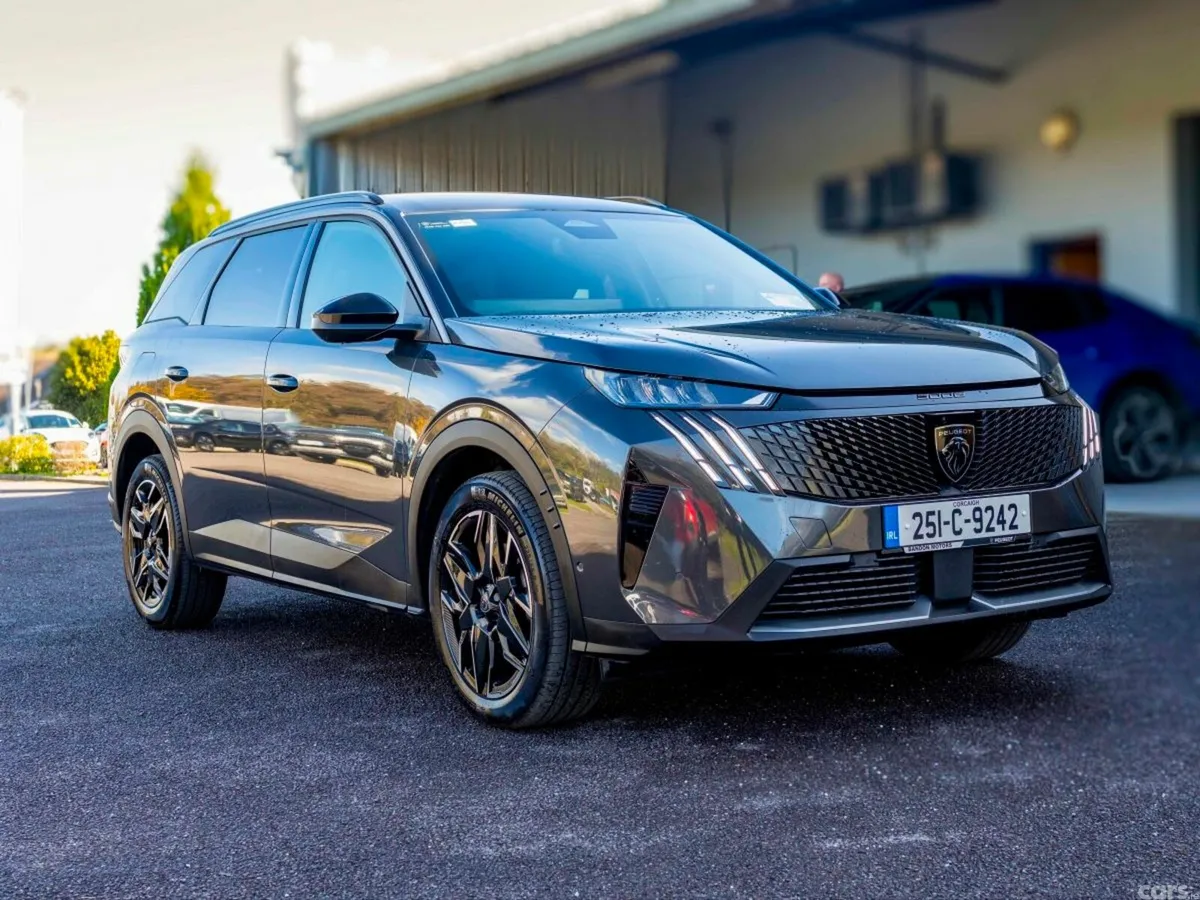 Peugeot 5008 MPV, Petrol, 2025, Grey