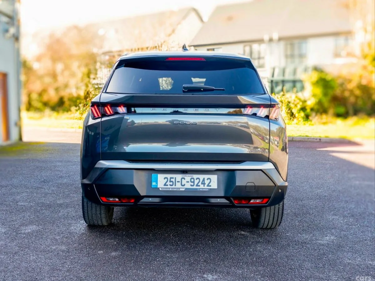 Peugeot 5008 MPV, Petrol, 2025, Grey