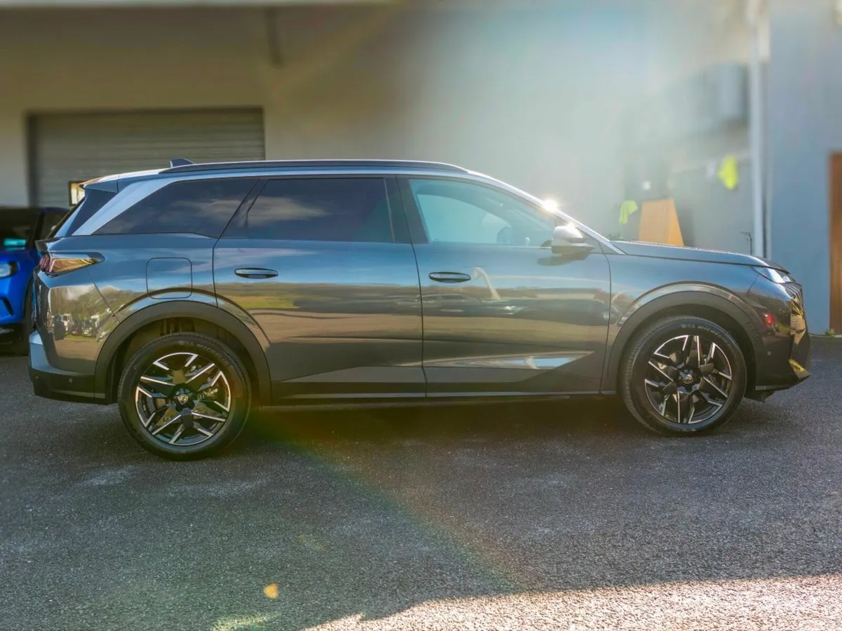 Peugeot 5008 MPV, Petrol, 2025, Grey