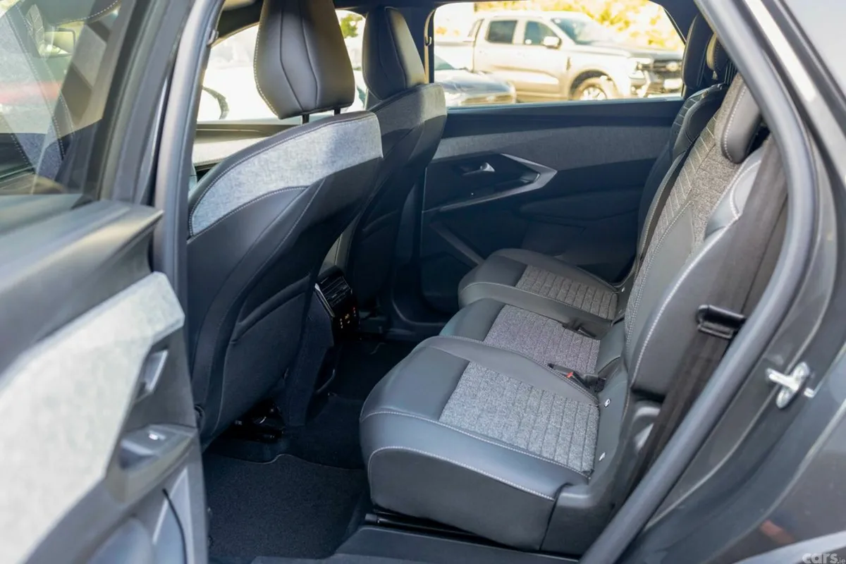 Peugeot 5008 MPV, Petrol, 2025, Grey