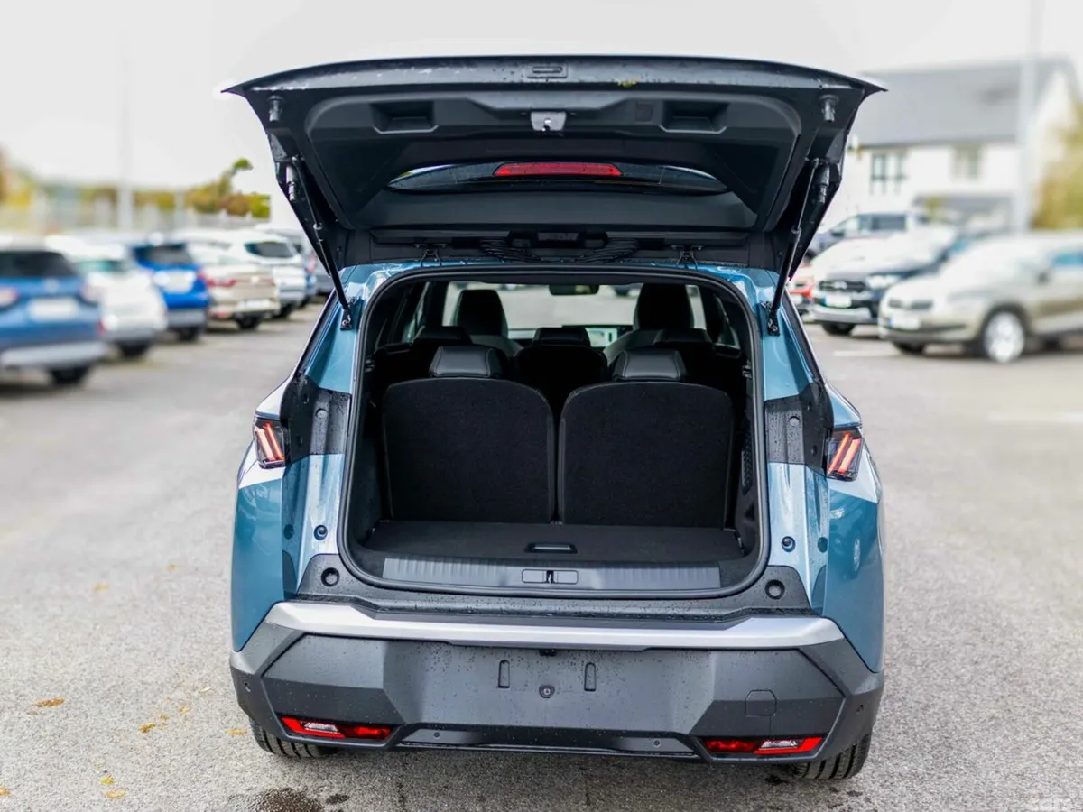 Peugeot 5008 MPV, Petrol Hybrid, 2026, 