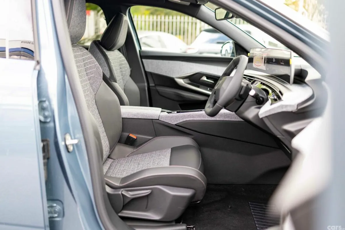Peugeot 5008 MPV, Petrol Hybrid, 2026, 