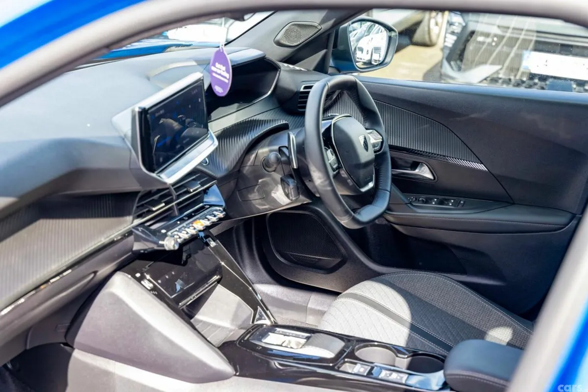Peugeot 2008 MPV, Petrol, 2025, Blue
