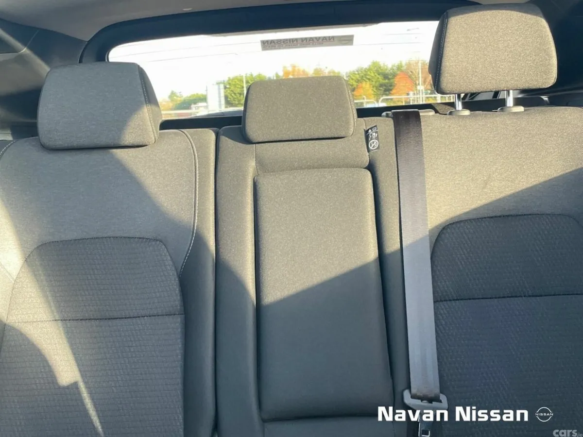 Nissan Qashqai MPV, Petrol Hybrid, 2023, Red