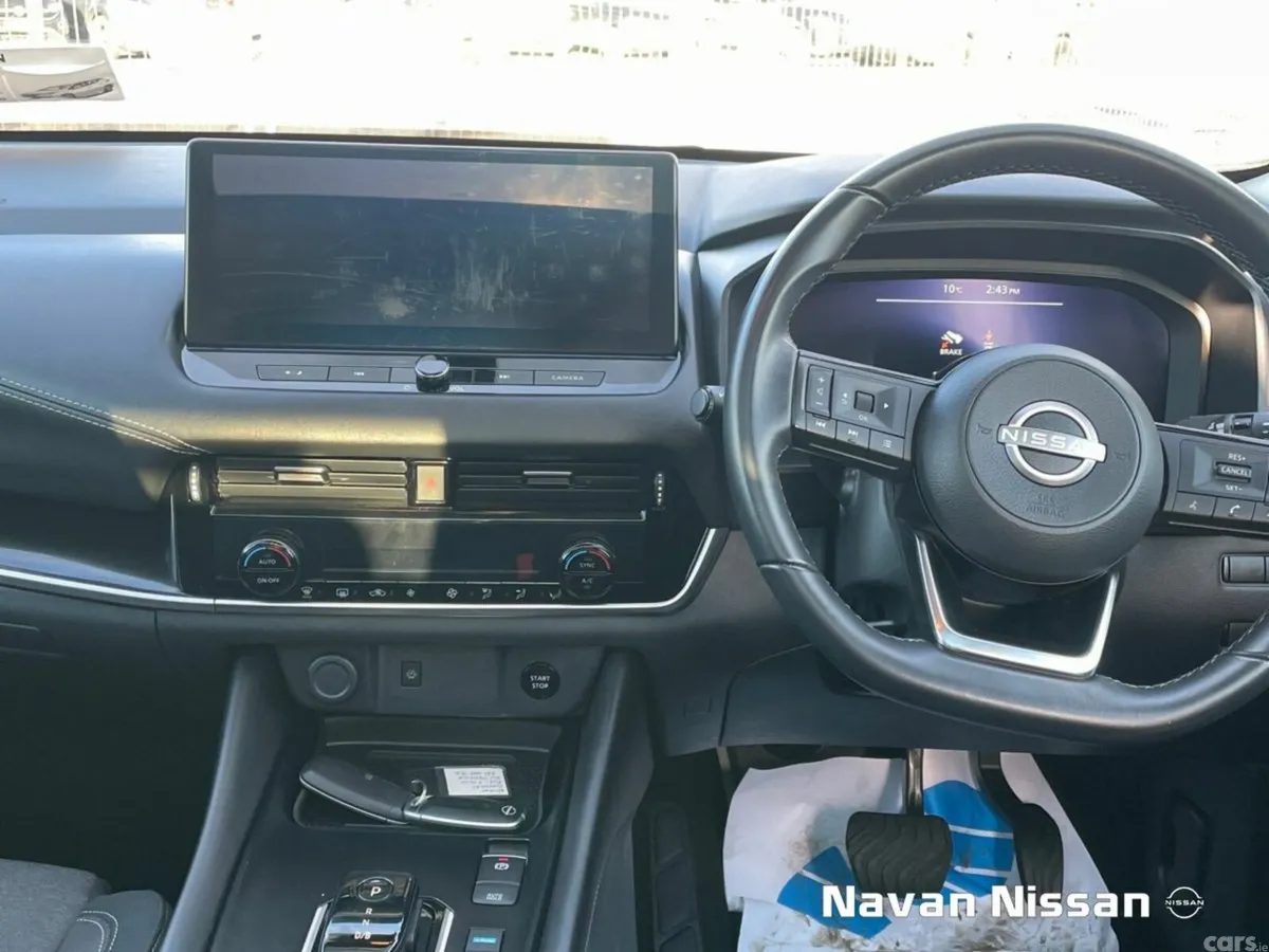 Nissan Qashqai MPV, Petrol Hybrid, 2023, Red