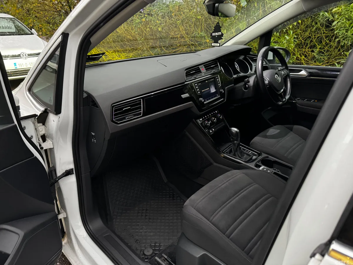 Volkswagen Touran MPV, Petrol, 2017, White