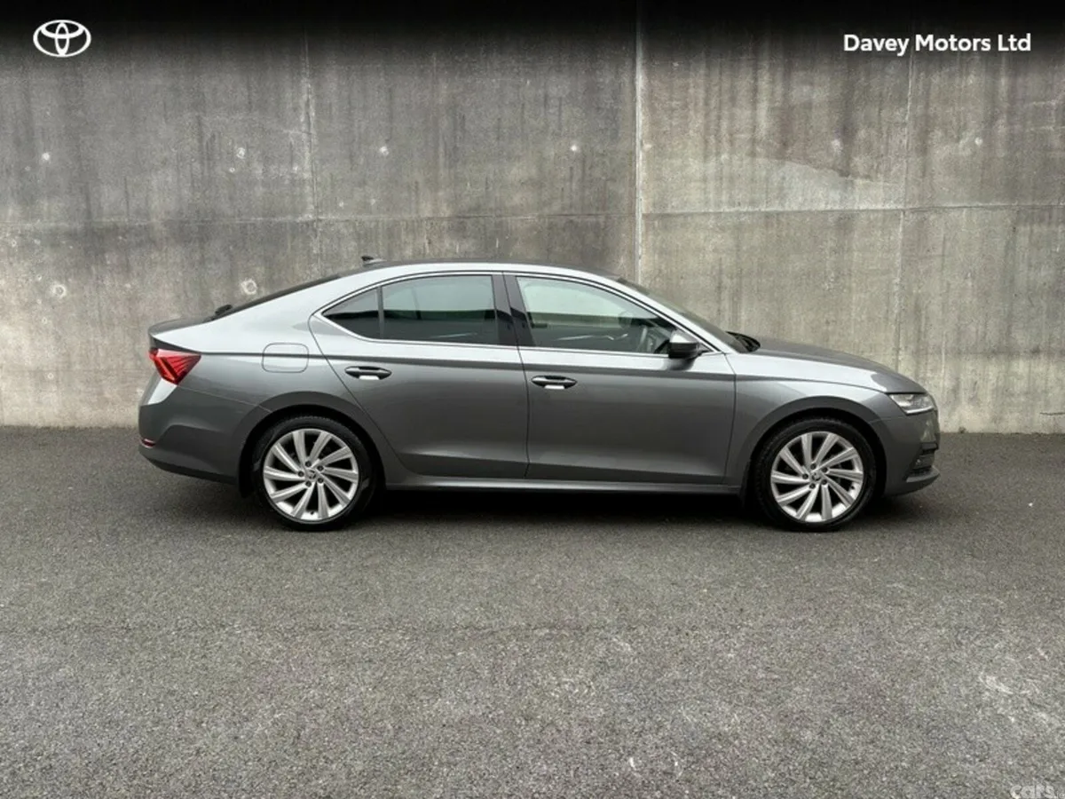 Skoda Octavia Hatchback, Diesel, 2023, Grey