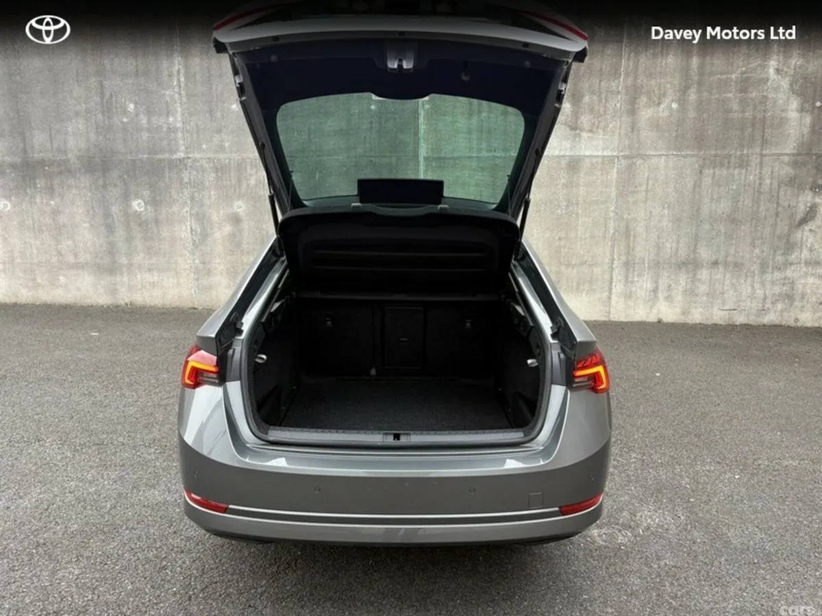 Skoda Octavia Hatchback, Diesel, 2023, Grey