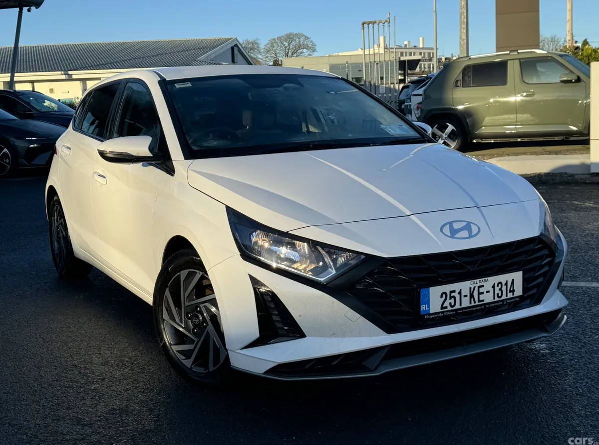Hyundai i20 Hatchback, Petrol, 2025, White