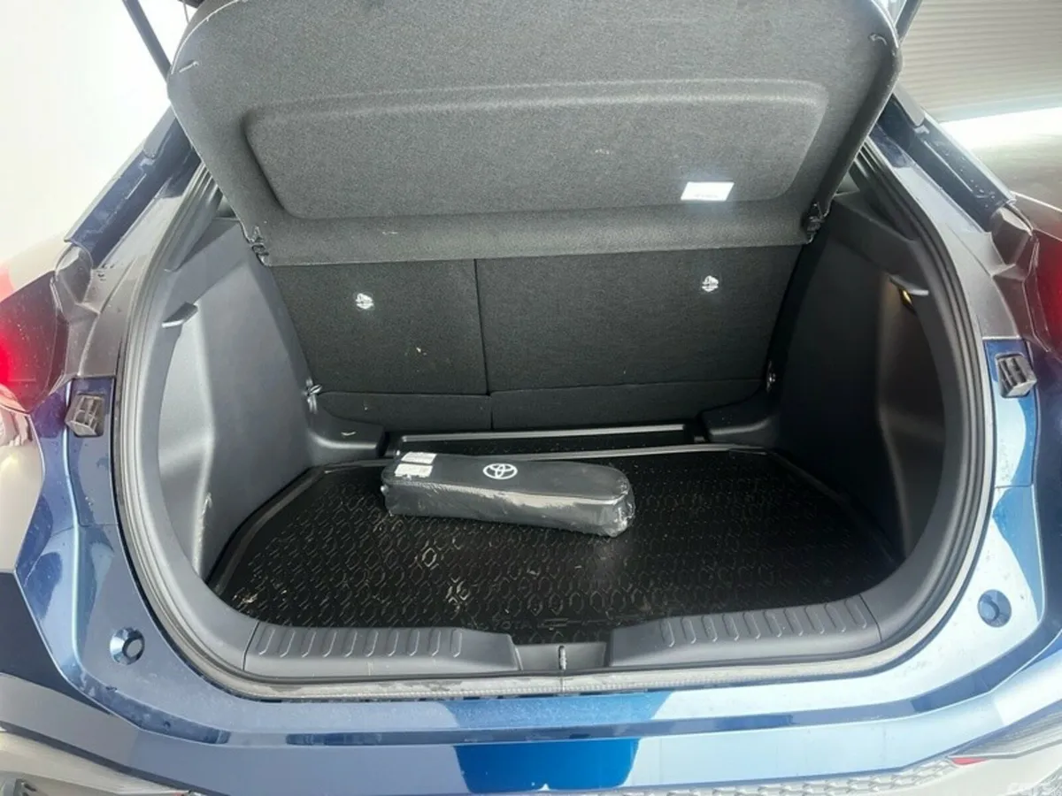 Toyota C-HR SUV, Petrol Hybrid, 2025, Blue