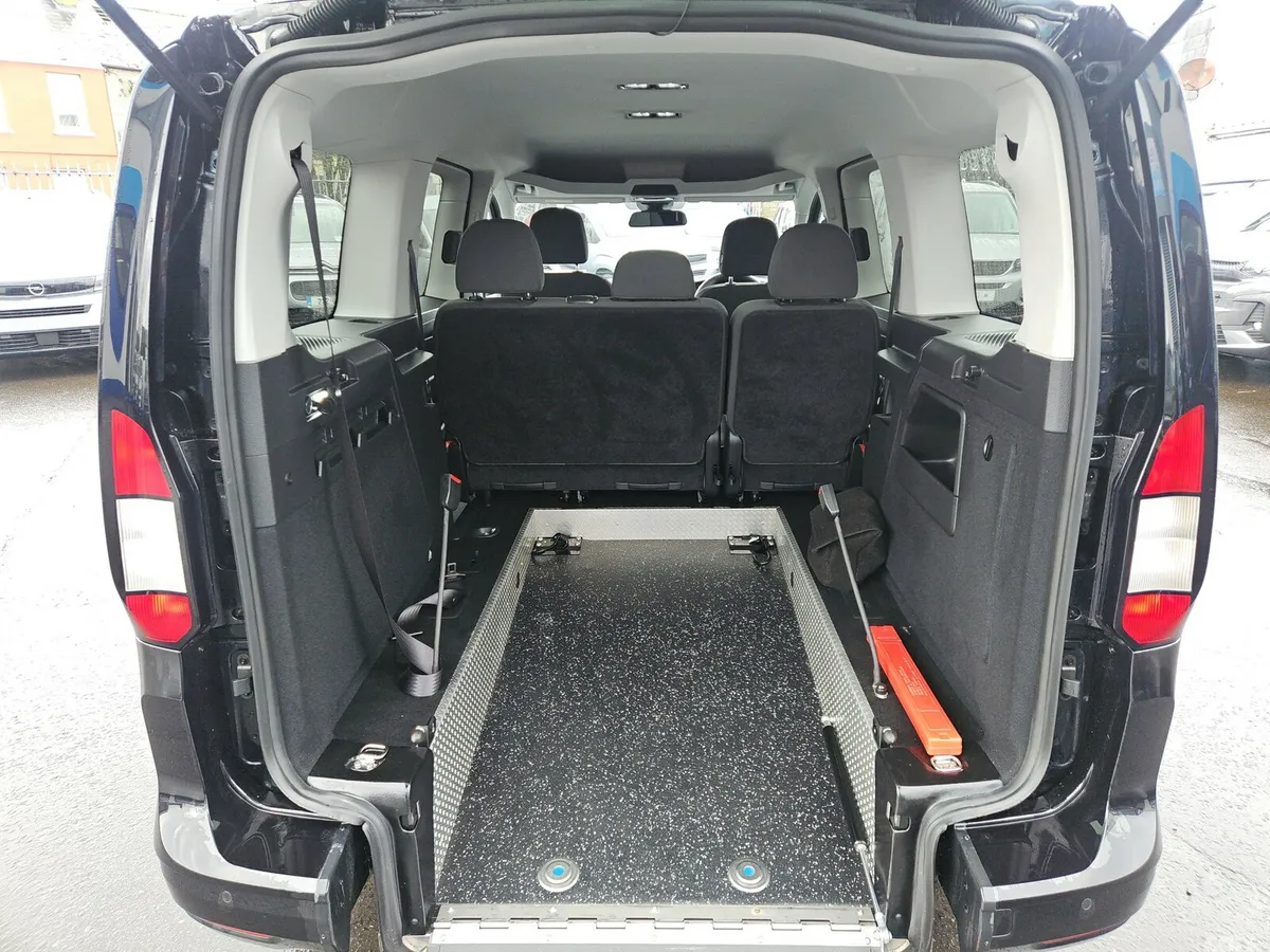 Ford Tourneo MPV, Diesel, 2023, Black