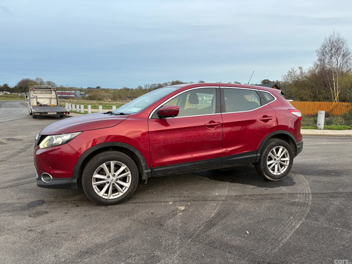 Nissan Qashqai Hatchback, Diesel, 2015, Red