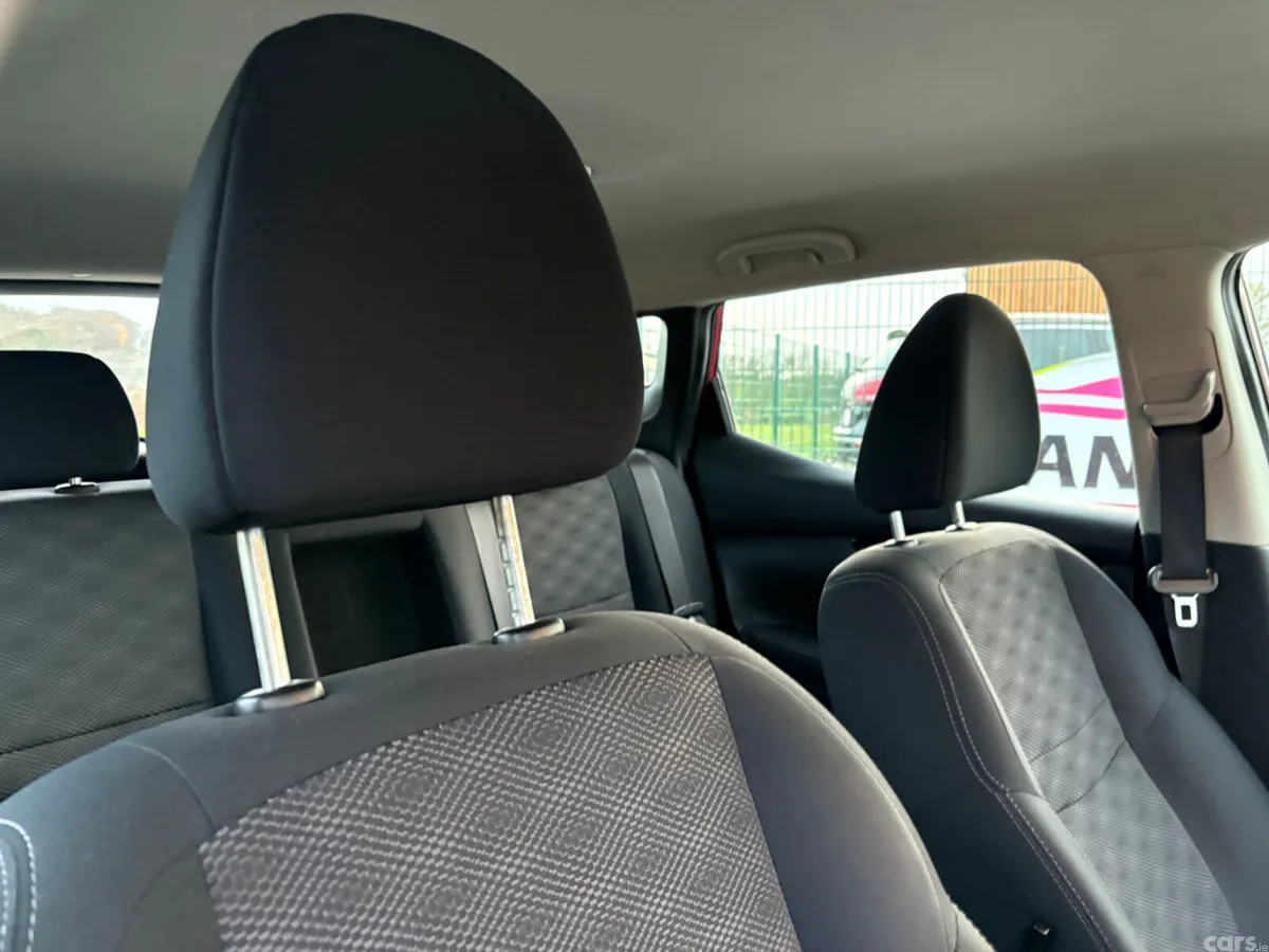 Nissan Qashqai Hatchback, Diesel, 2015, Red